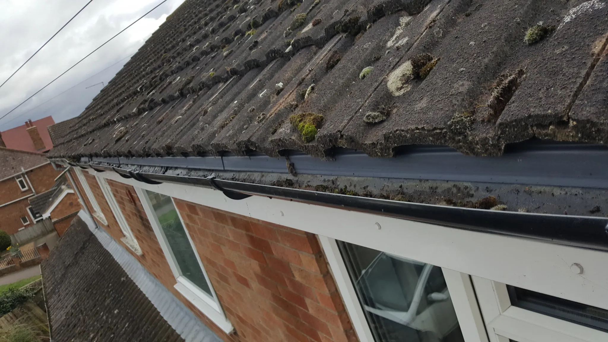 A house with a roof that has been gutted.